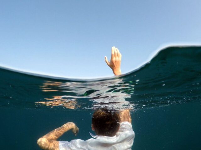 kazdy-tonie-cicho-czyli-niema-walka-o-przetrwanie