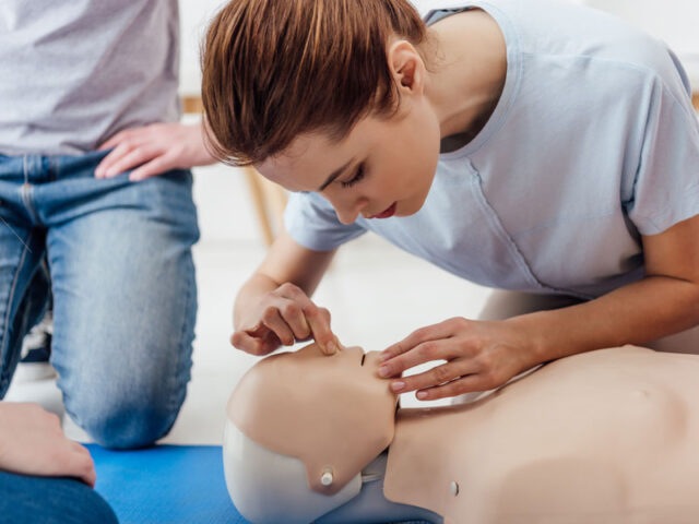 pierwsza_pomoc_manekin_szkolenie_rko pierwsza_pomoc_manekin_szkolenie_rko